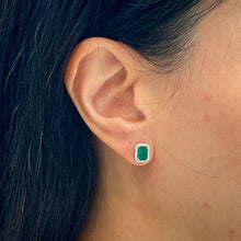 将图像加载到图库查看器中，Emerald Diamond Halo Earrings
