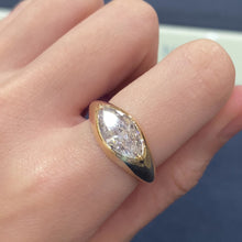在画廊查看器中加载和播放视频，Marquise Diamond Signet Ring
