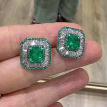在画廊查看器中加载和播放视频，Emerald earrings
