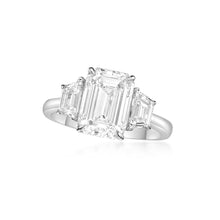 将图像加载到图库查看器中，Emerald Cut Diamond Ring
