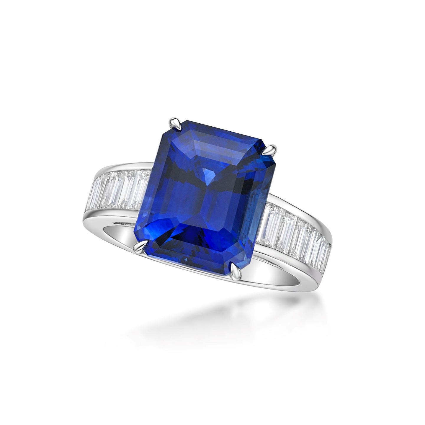 蓝色蓝宝石白色钻石戒指